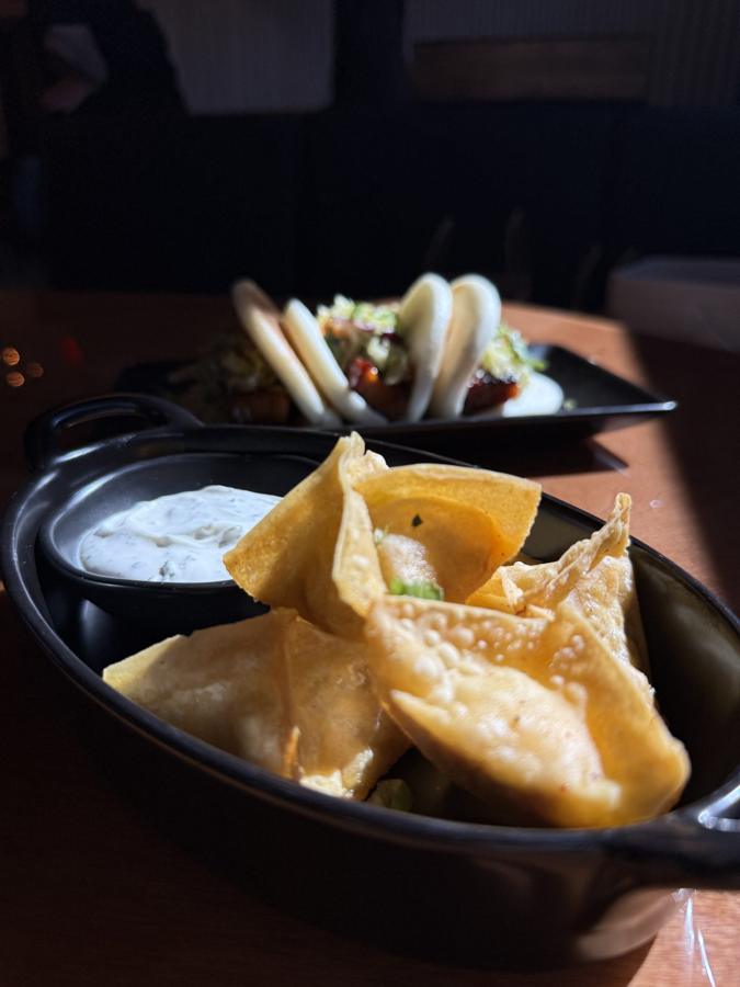 Crispy wontons with dip